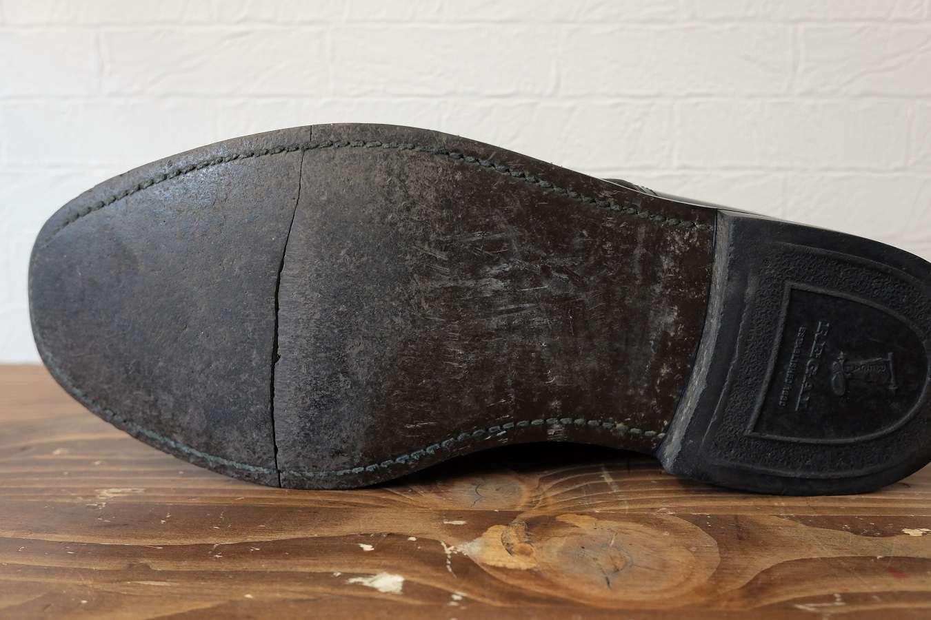 リーガル社 ラバー製の靴底 亀裂で割れている