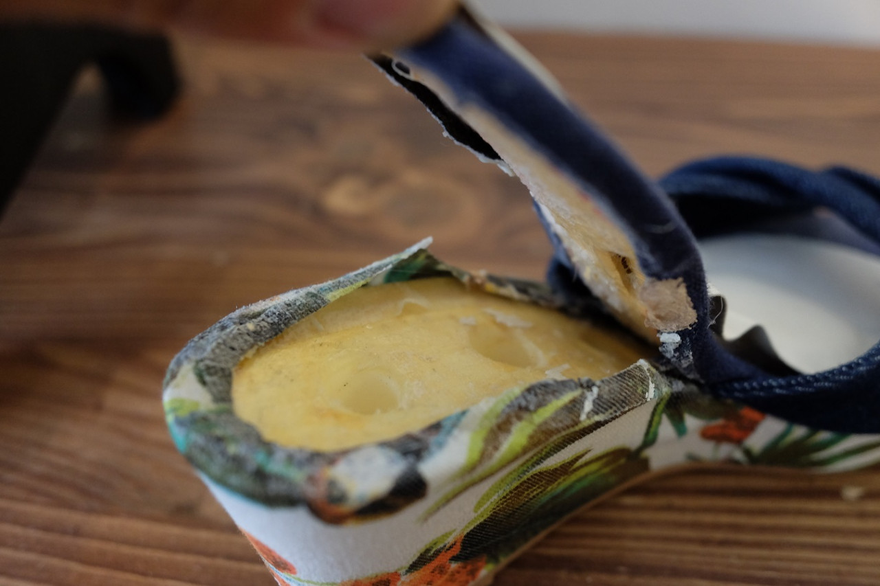 底を開けてストラップを外した