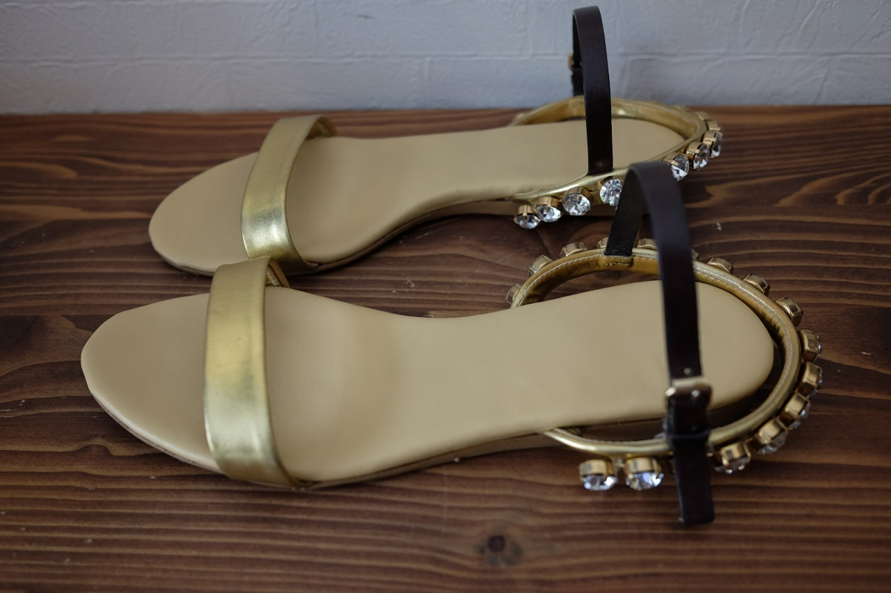 婦人サンダル 巻き込みインソールの貼り換え