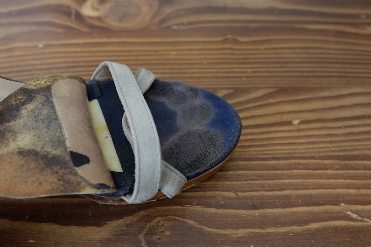 足の指跡がクッキリ付いた箇所を貼り替え