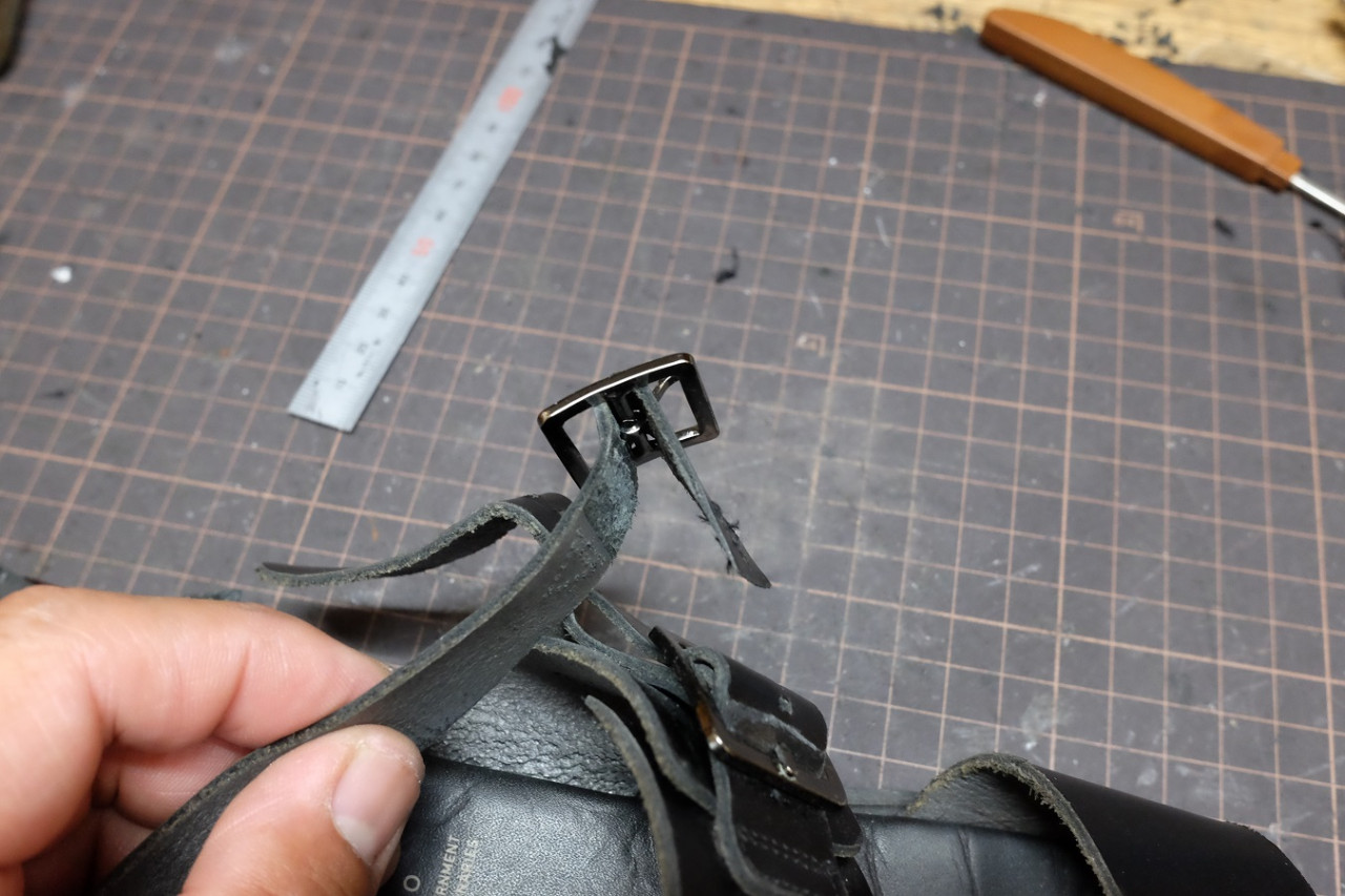 バックルの縫い目を解きました