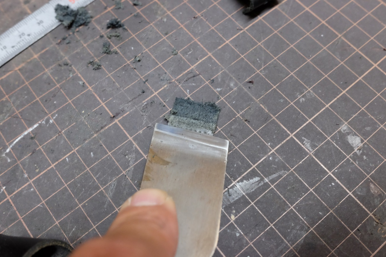 バックベルトの先端を漉きます