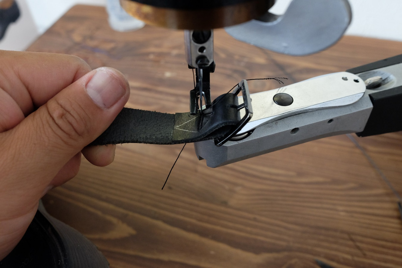 バックルを取り付け八方ミシンで縫います