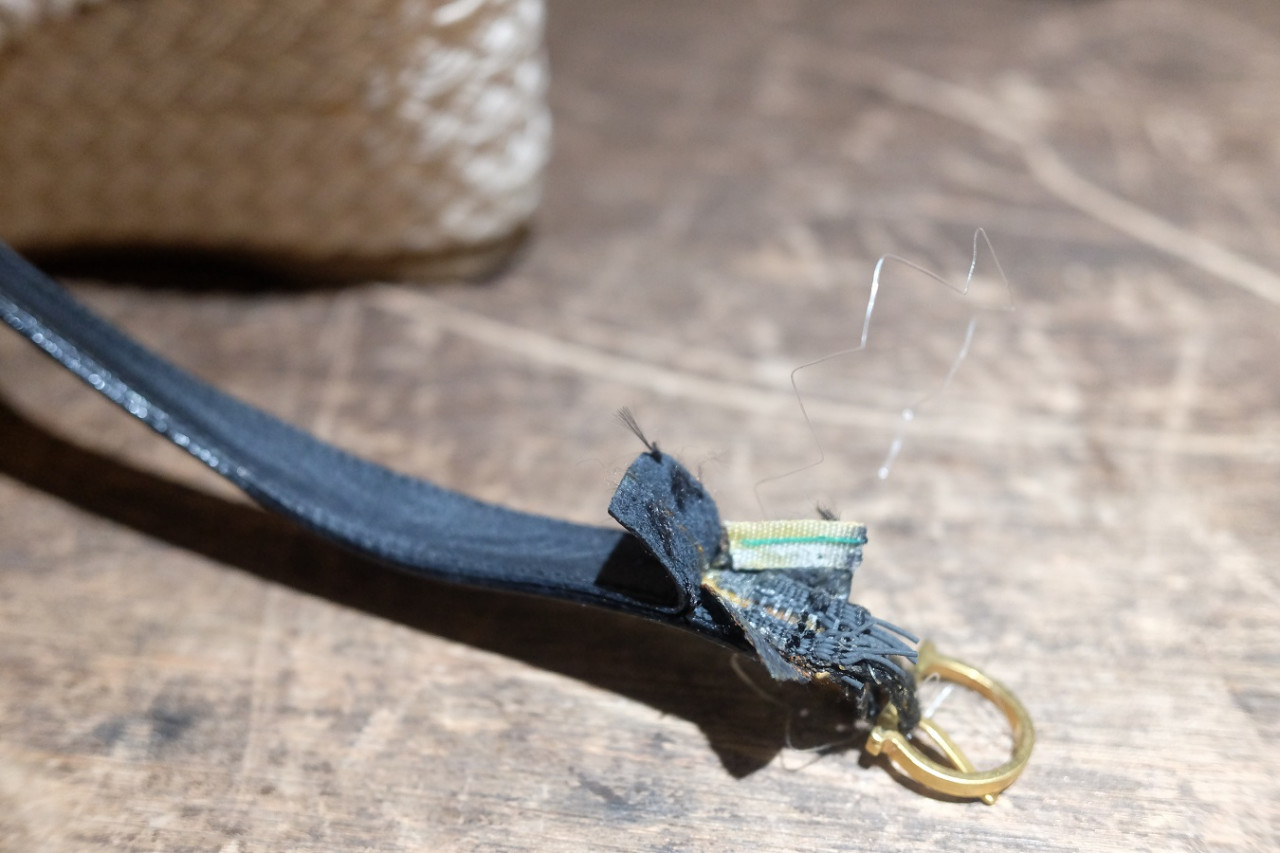 縫い目を解いています