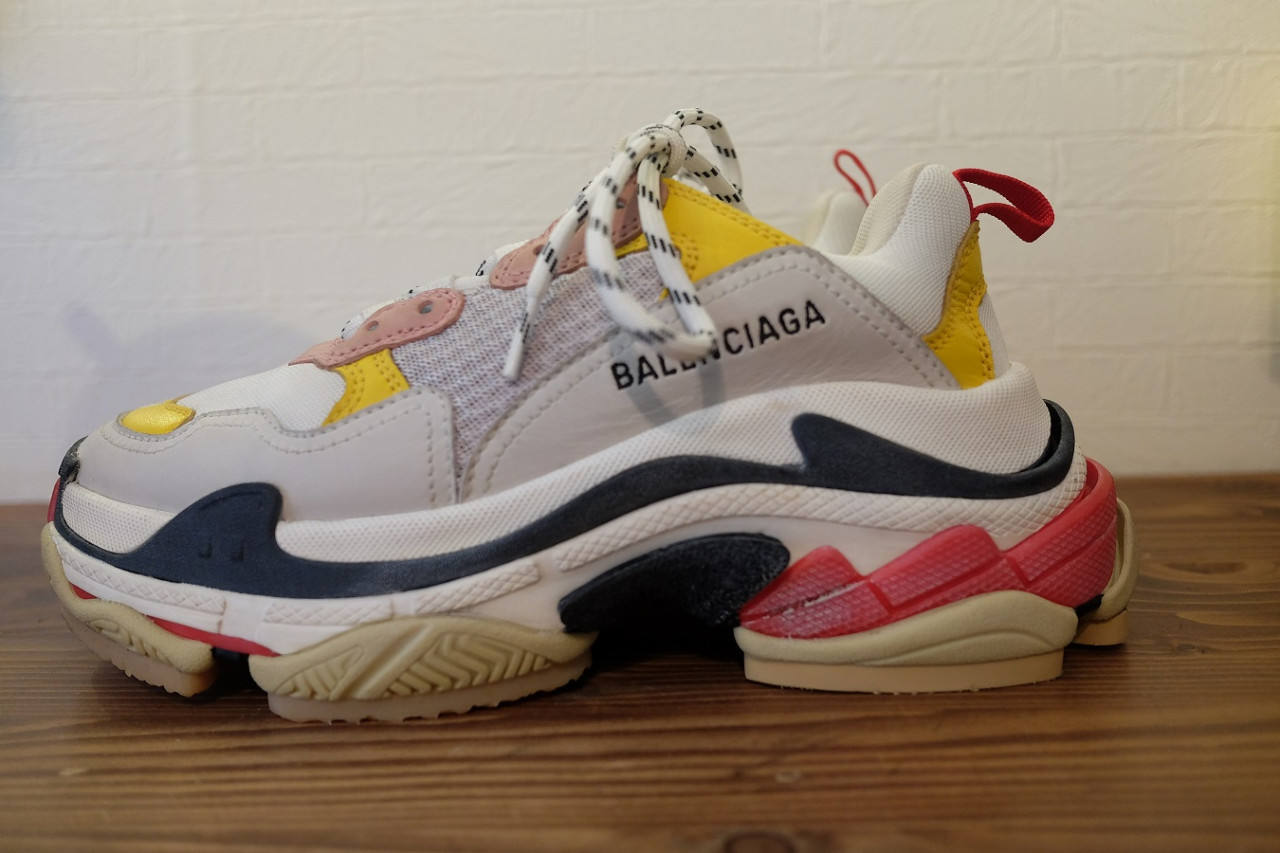 横から見たバレンシアガ トリプルSのソール補強