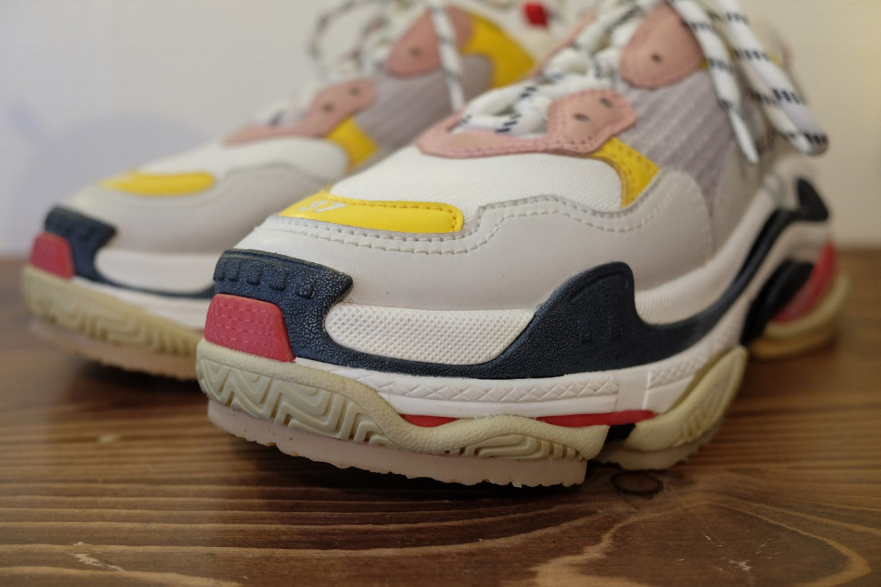 斜め前から見たバレンシアガ トリプルSのソール