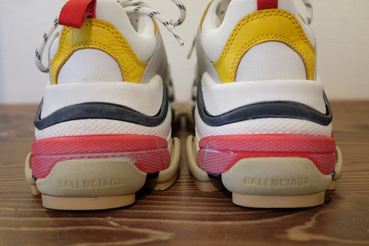 真後ろから見たバレンシアガ トリプルSのソール補強