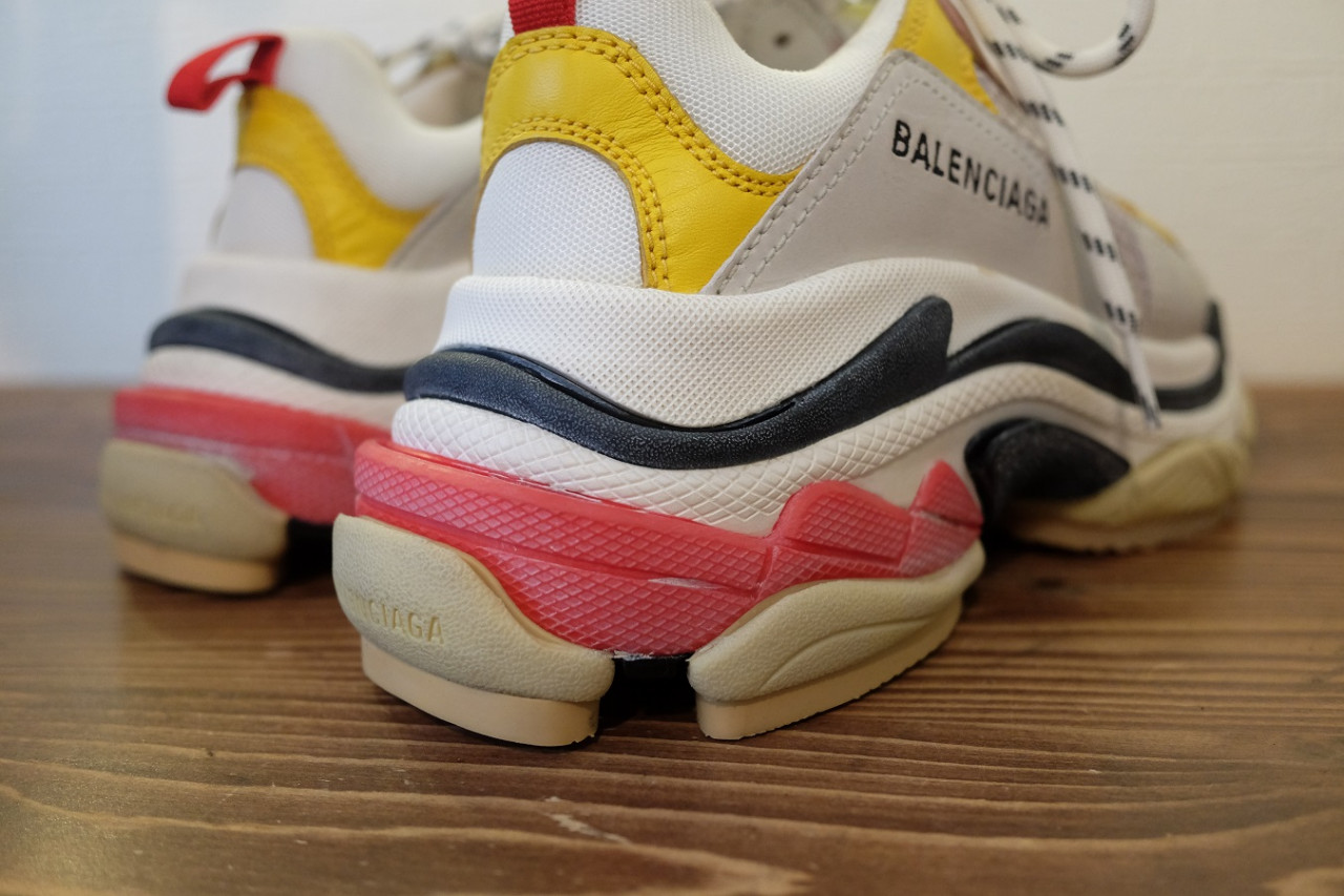 斜め後ろから見たバレンシアガ トリプルSのソール補強