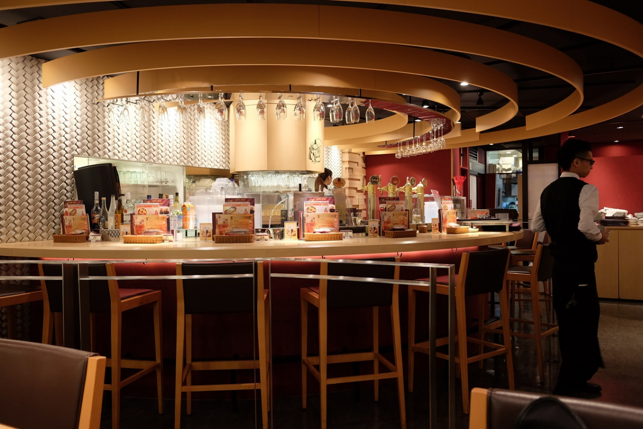 エビスバーのカウンター