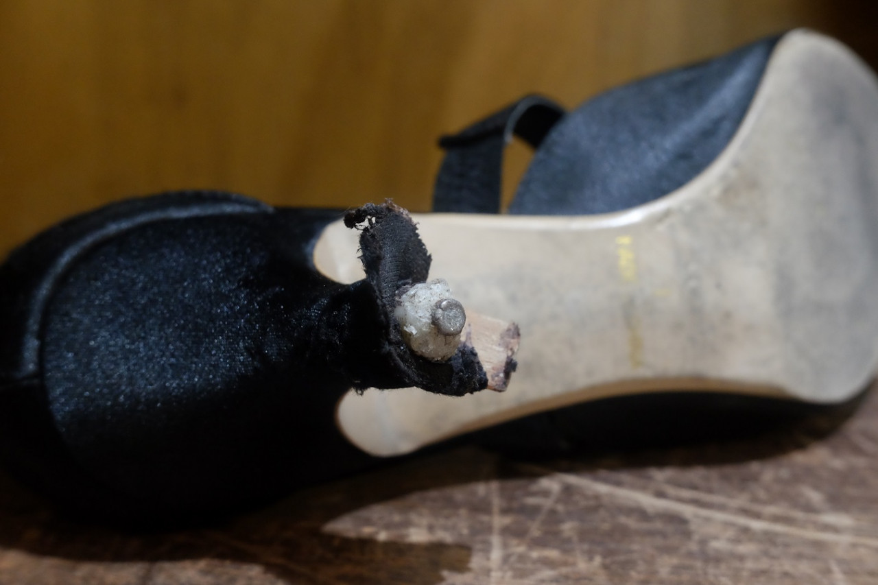 ピンヒールのカカトがボロボロ