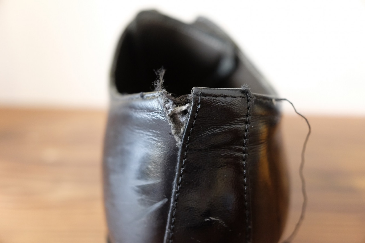 紳士靴の革が裂けた所を修理しました