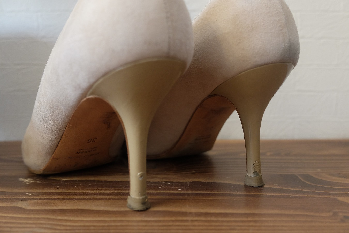 傷ついたエナメルヒールの巻革交換