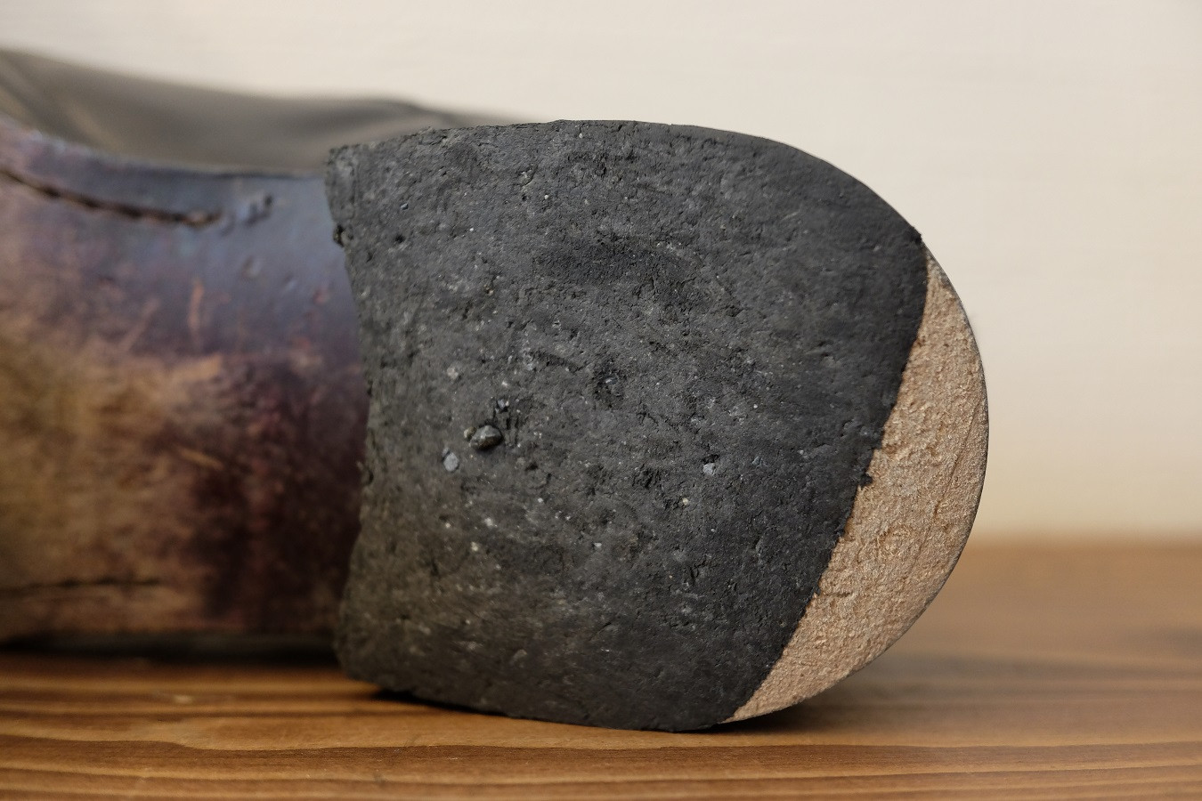 積上げまで擦り減っているカカト