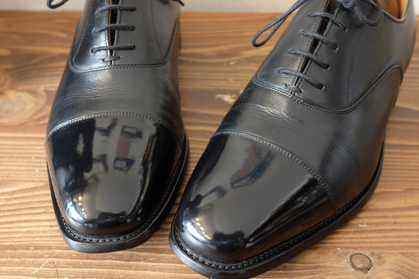 つま先を鏡のように光らせました