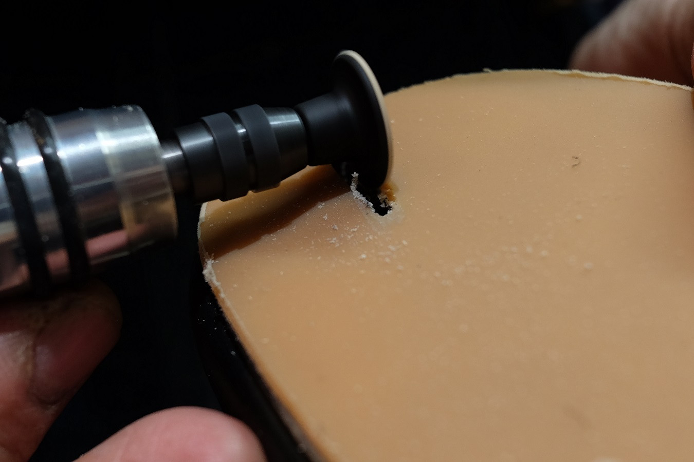 ルーターで指入れ箇所をカッティング