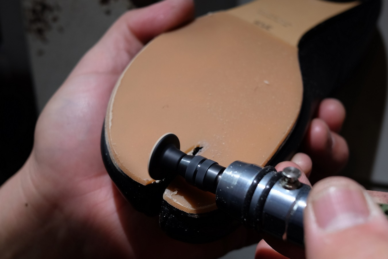 ルーターを使って裏張りをカット