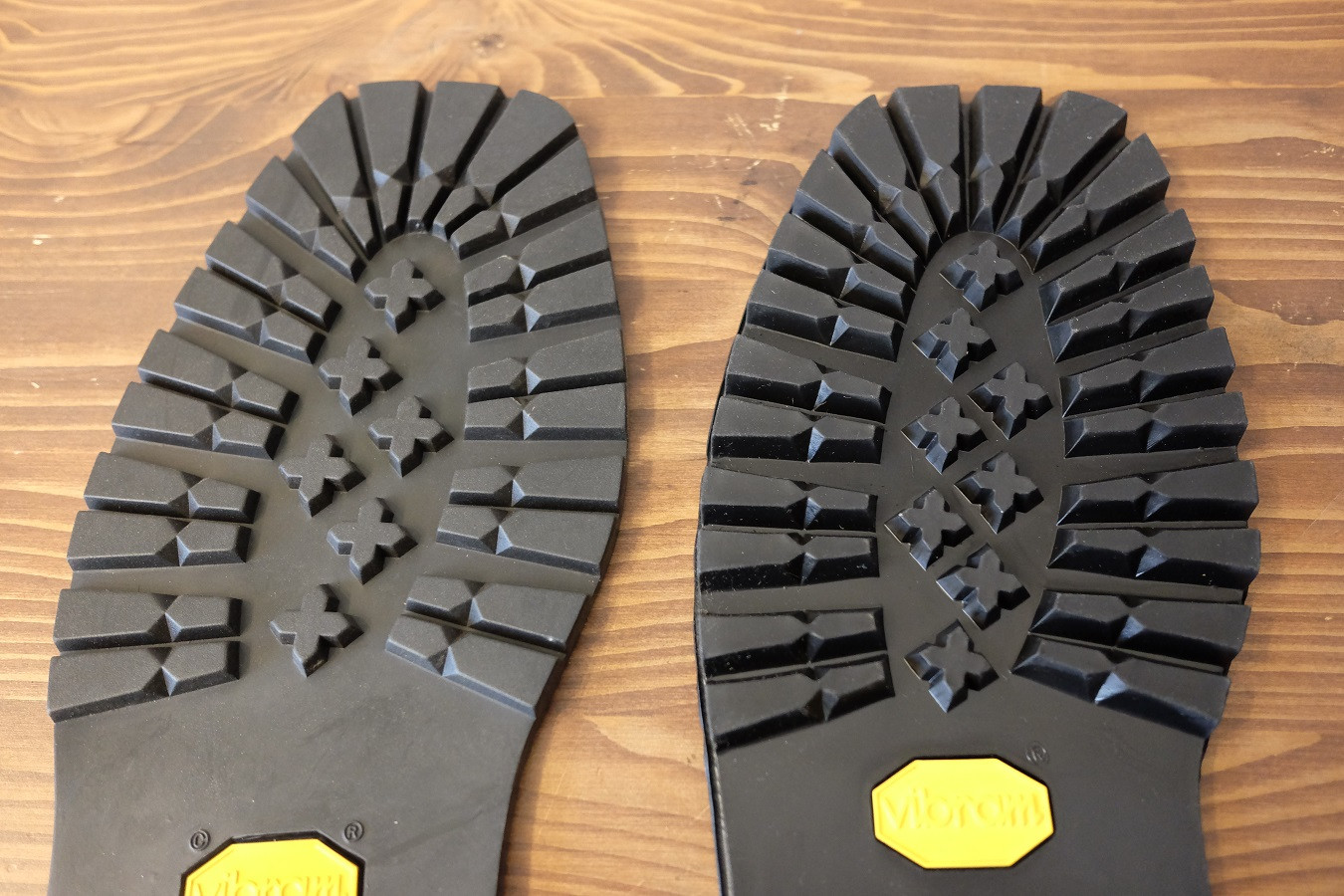 左側 イタリアビブラム#1136 右側 USビブラム#132