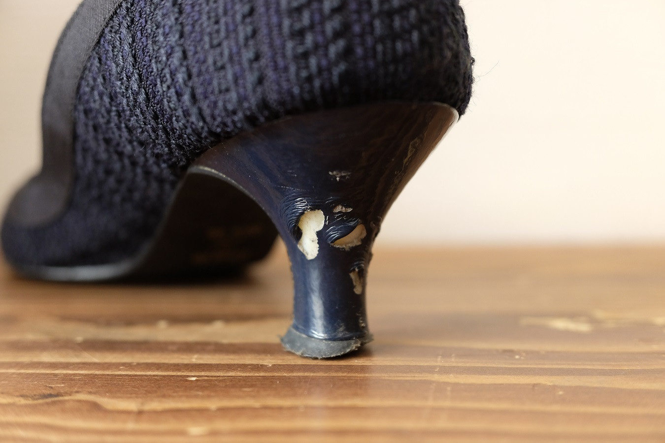 傷ついたエナメル巻革交換／パンプス