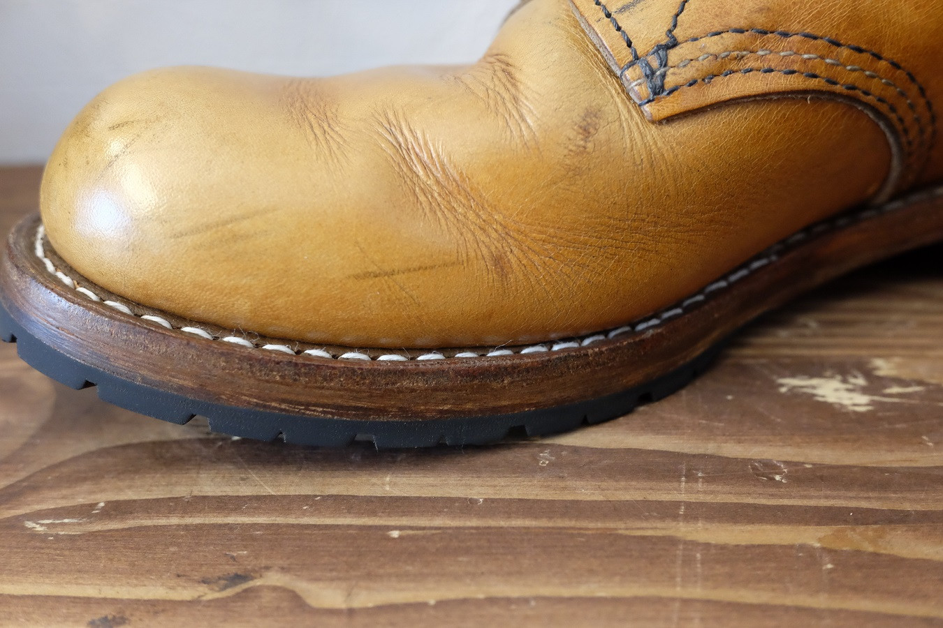 白色のステッチで縫い直し