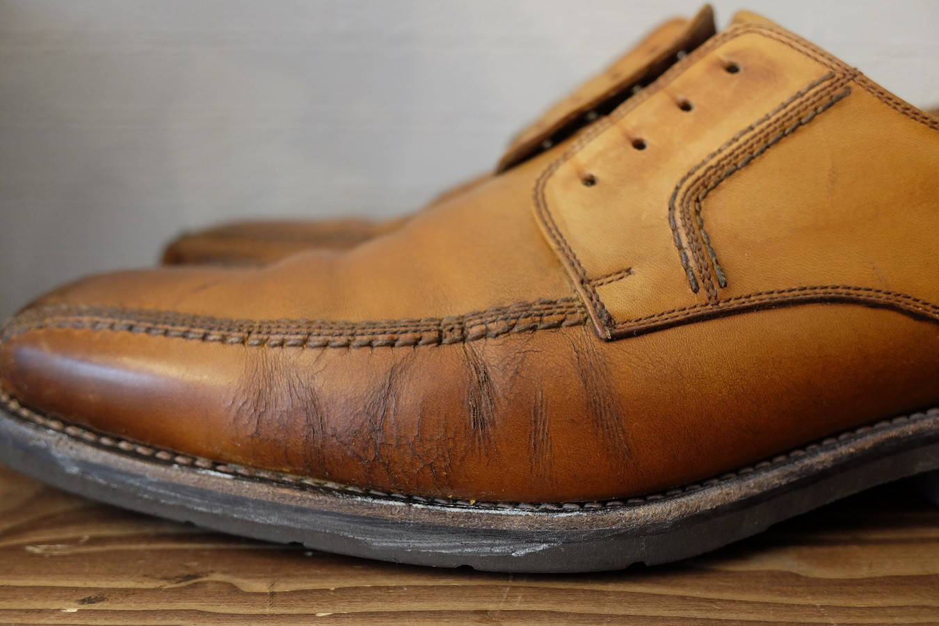 アッパーにひび割れができた箇所にレザーパッチ補修