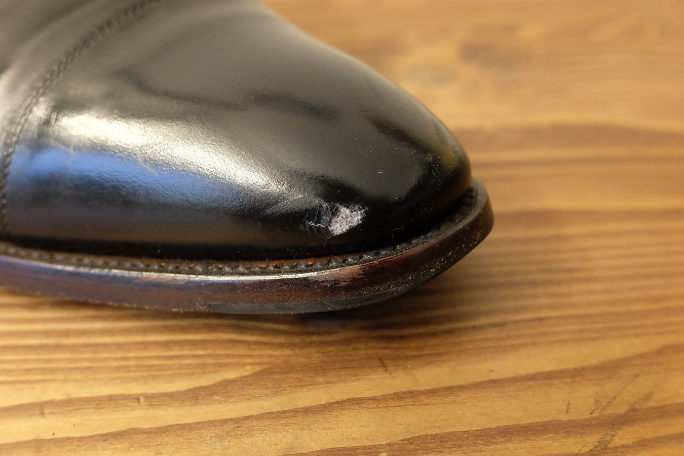 紳士革靴 つま先 深くえぐれたキズを修理