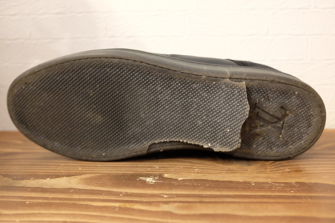 ルイヴィトン スニーカー修理｜劣化で割れた靴底をオールソール