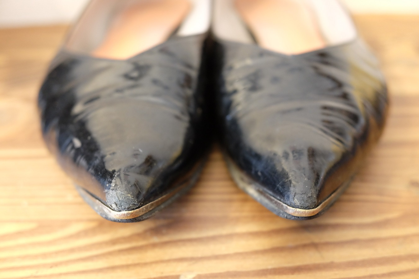 エナメルパンプス｜つま先キズ補修と汚れを除去して光沢を蘇らす