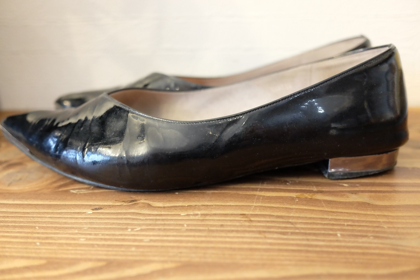 エナメルが汚れたパンプス