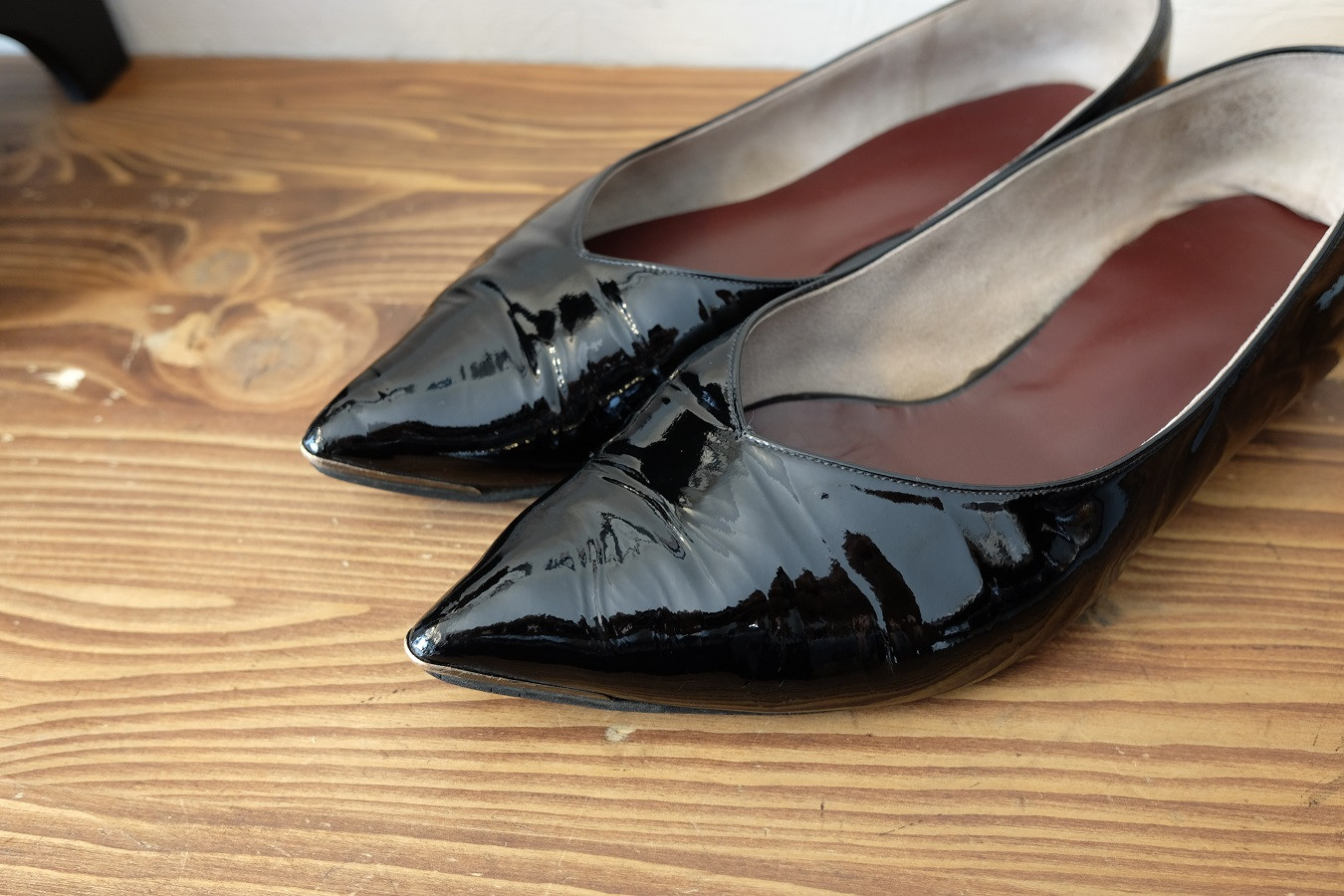 エナメルパンプス
