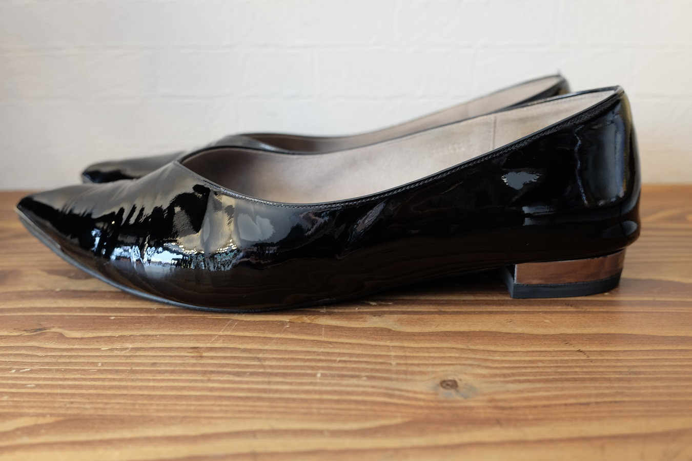 汚れを除去したエナメルパンプス