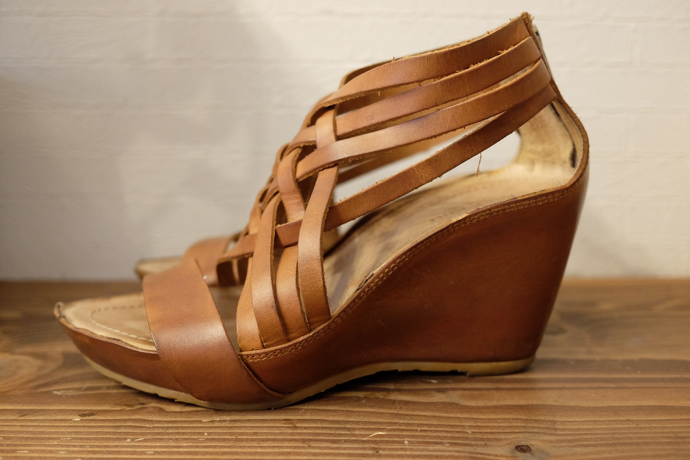 クリームを塗って磨いた後の婦人サンダル