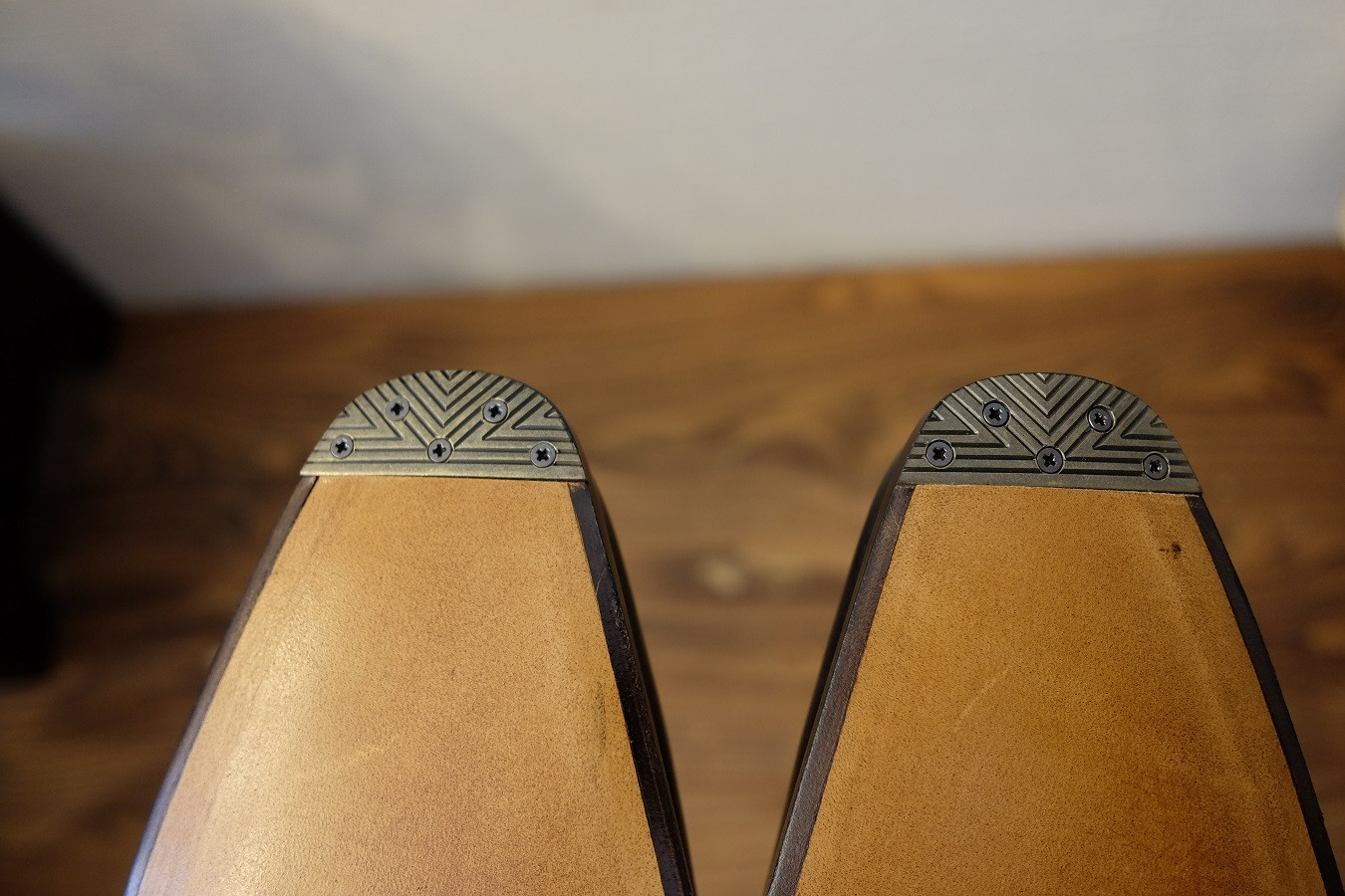 両足にトゥスチール(アンティークゴールド)装着