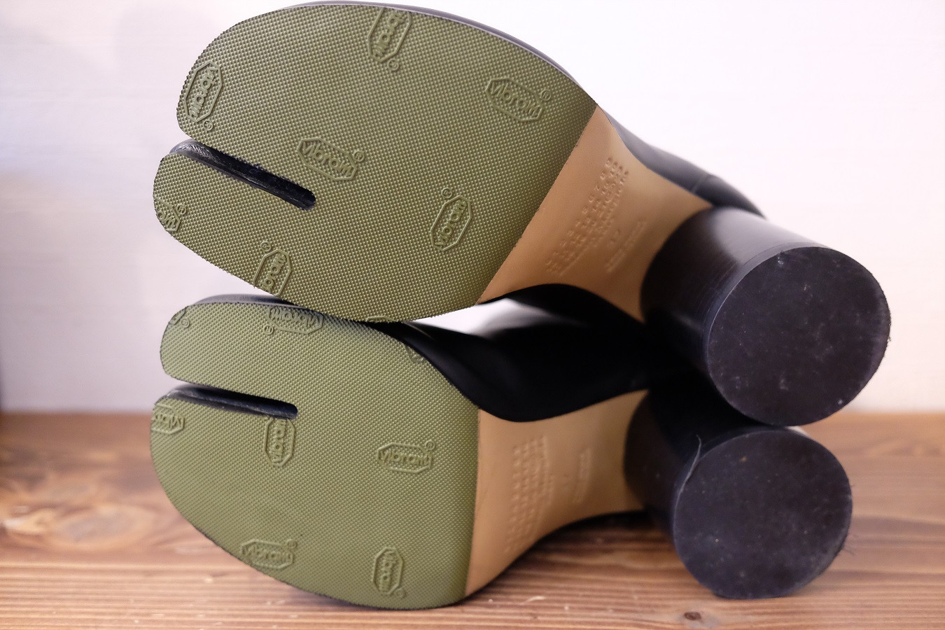 マルジェラ足袋ブーツにカーキ色の裏張り