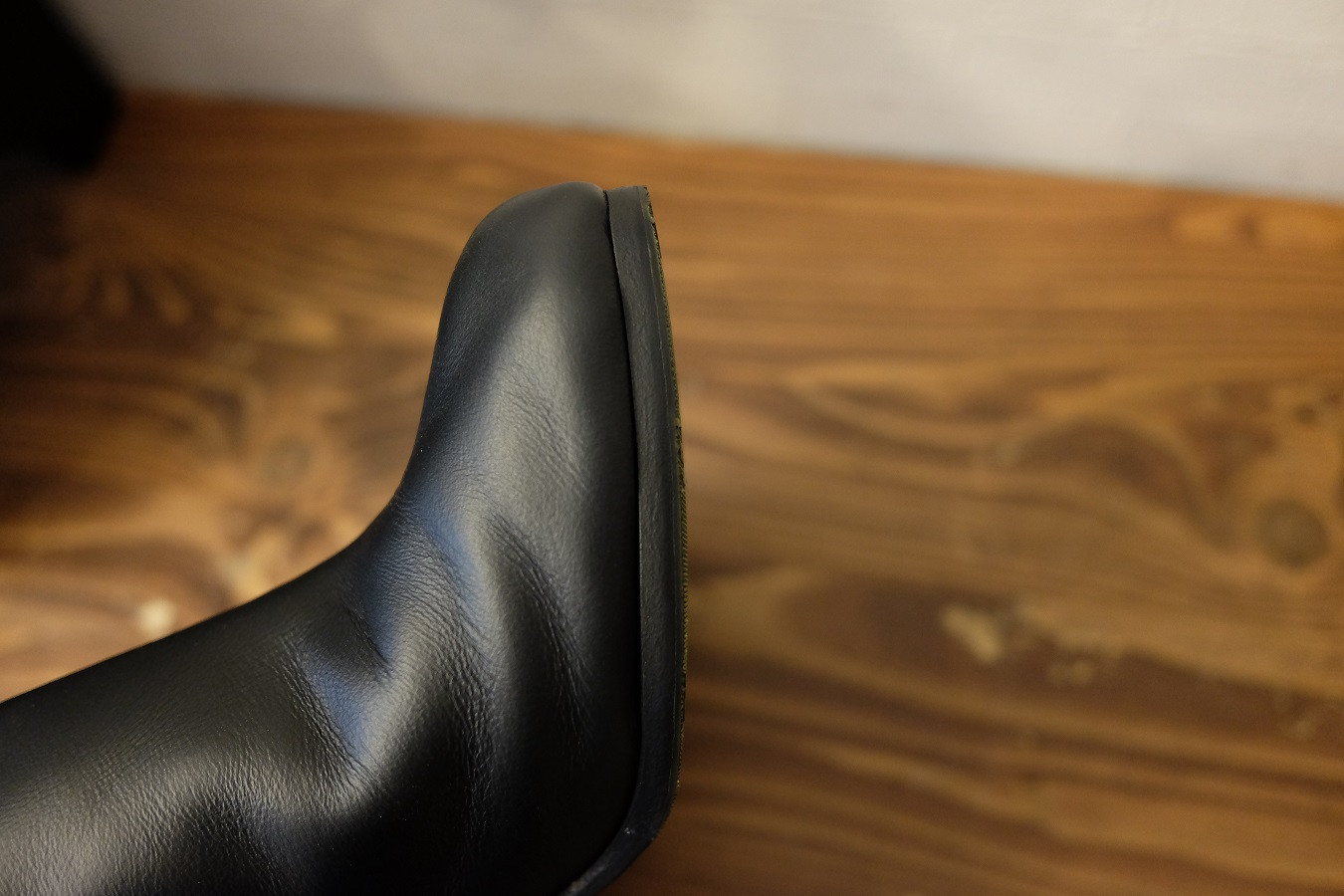 裏張りの厚さは1㎜なのでスマート