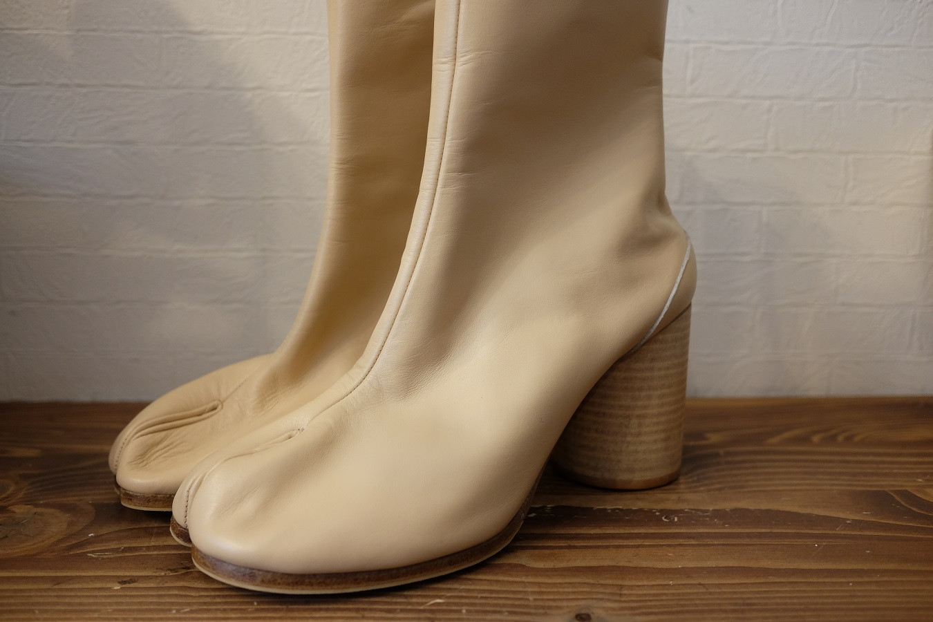 マルジェラベージュ色のタビブーツ