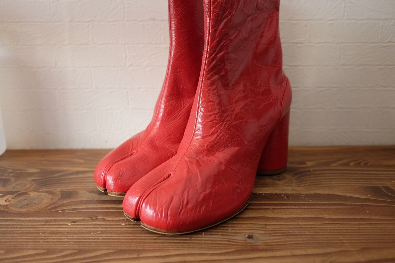 赤色のマルジェラタビブーツ
