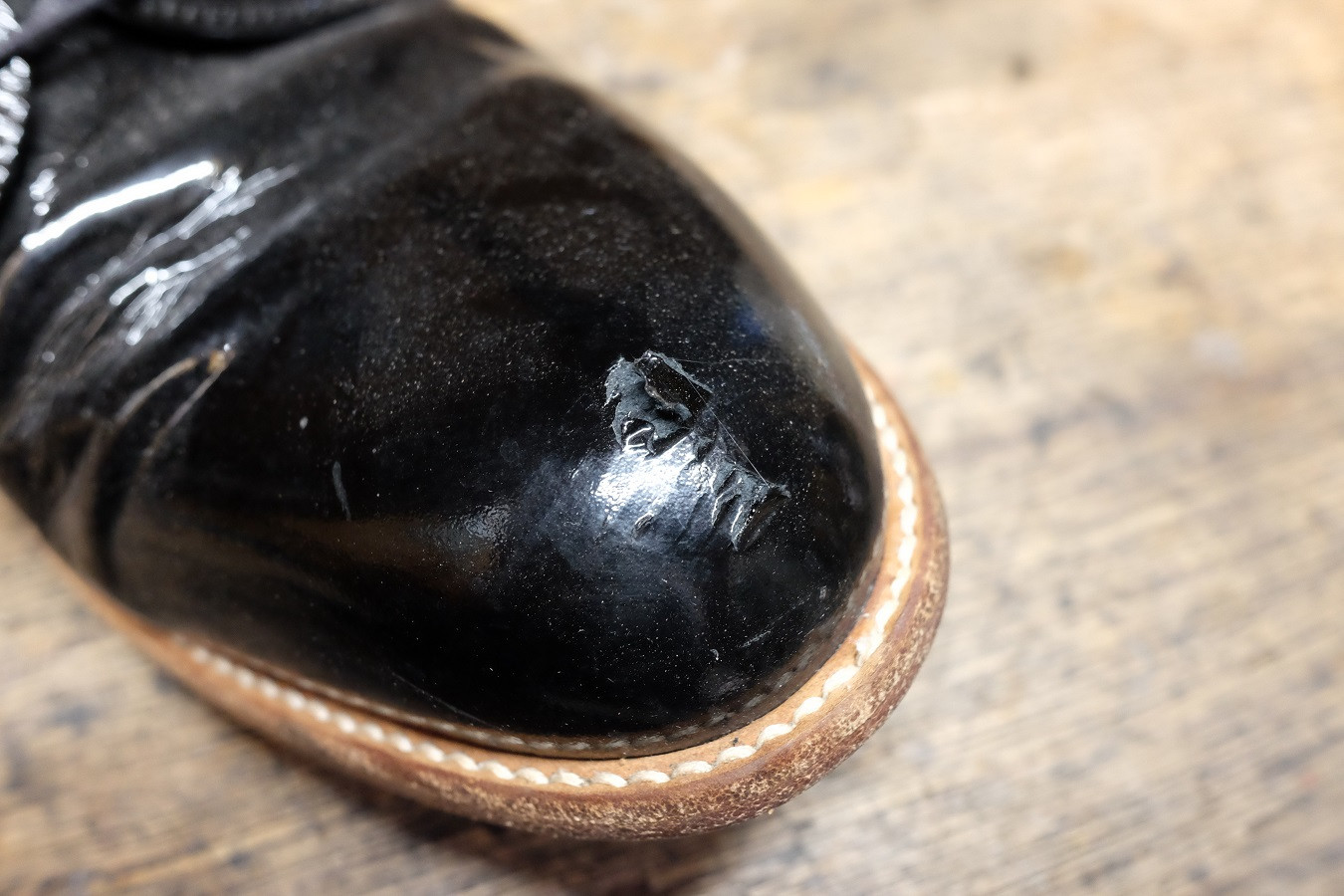 深い傷になったエナメルを補修しました｜岡山靴修理コビット