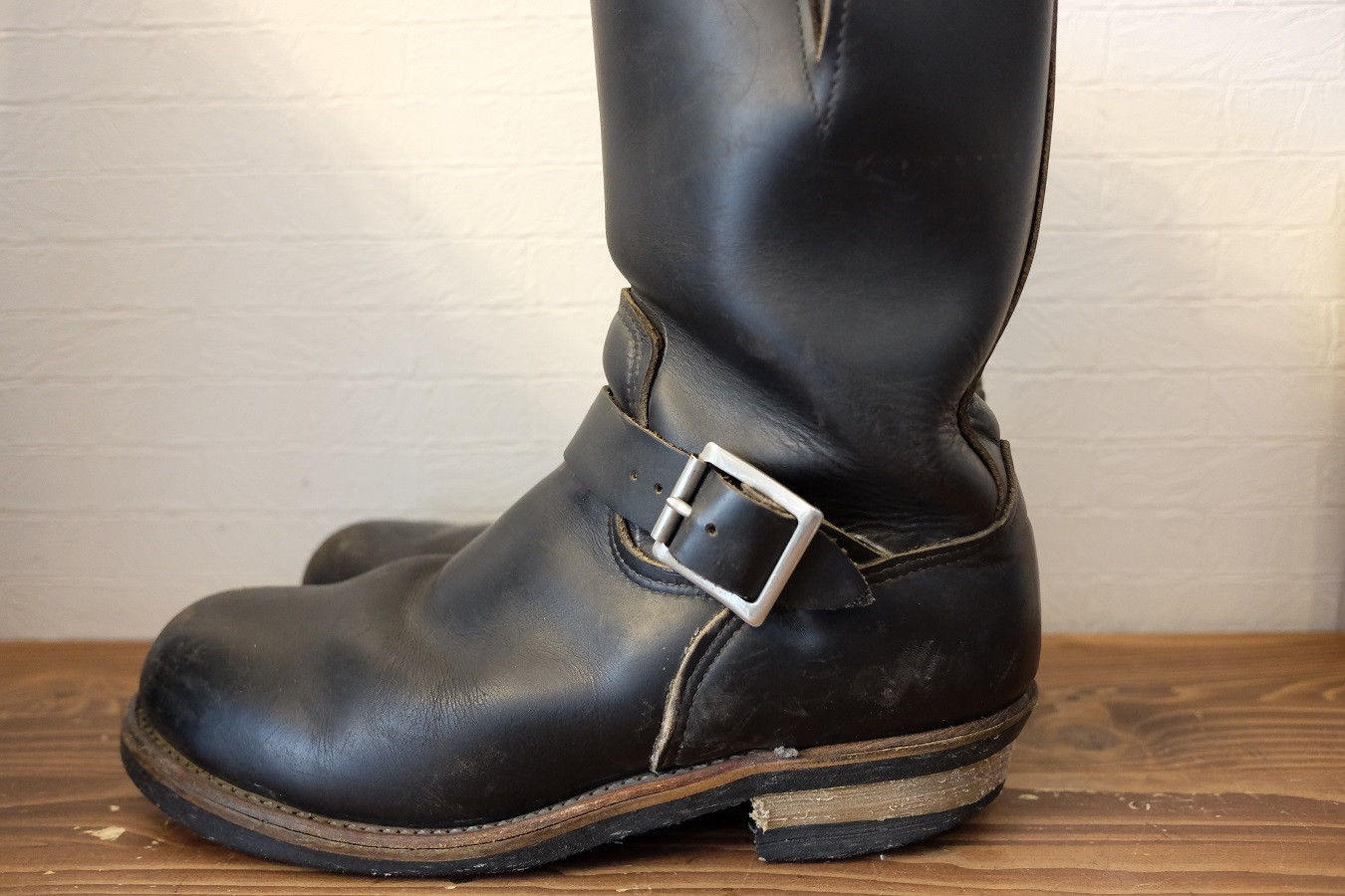 レッドウイングのエンジニアブーツを横から見た