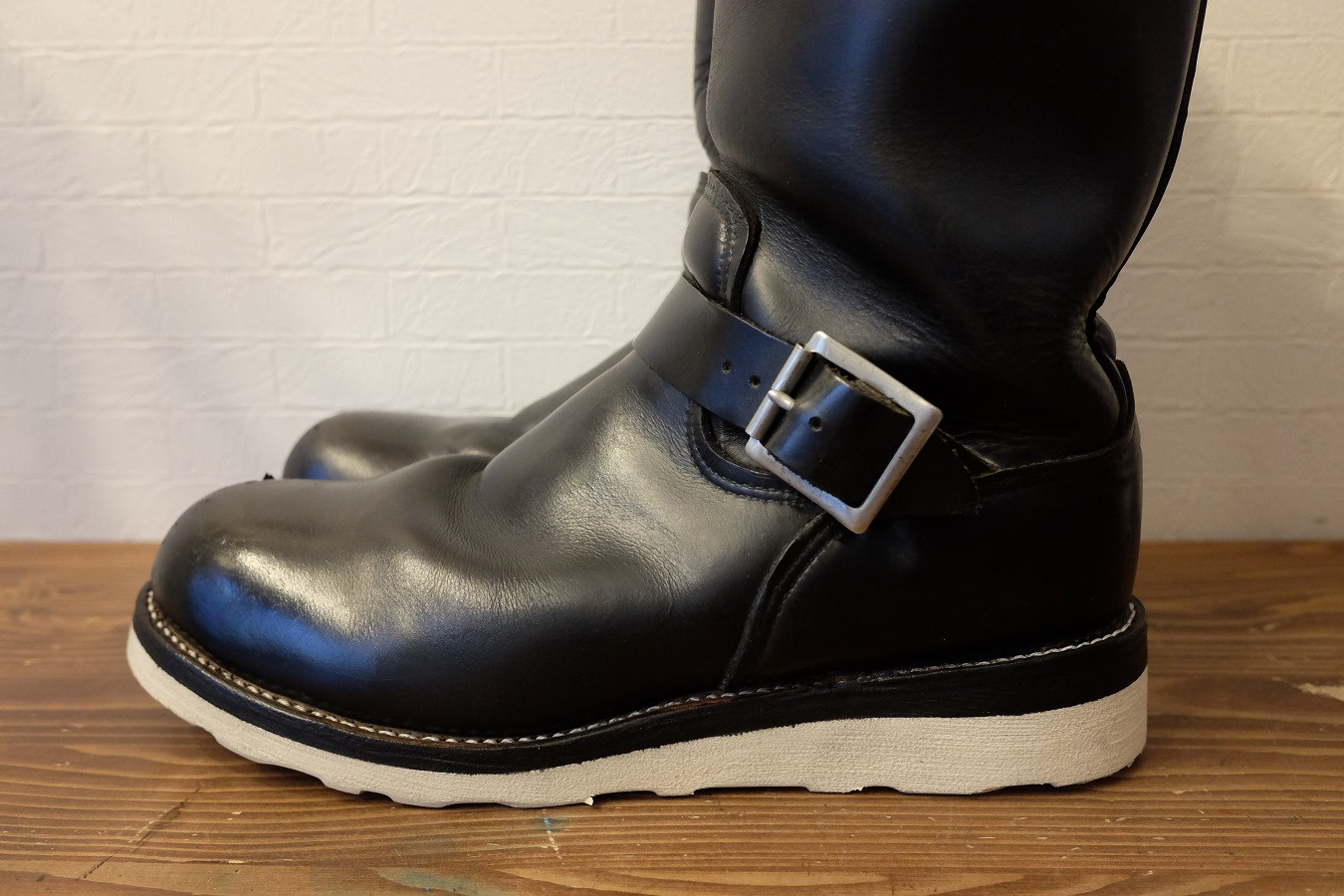 レッドウイング エンジニアブーツをカスタムオールソールしてサイドから見た雰囲気