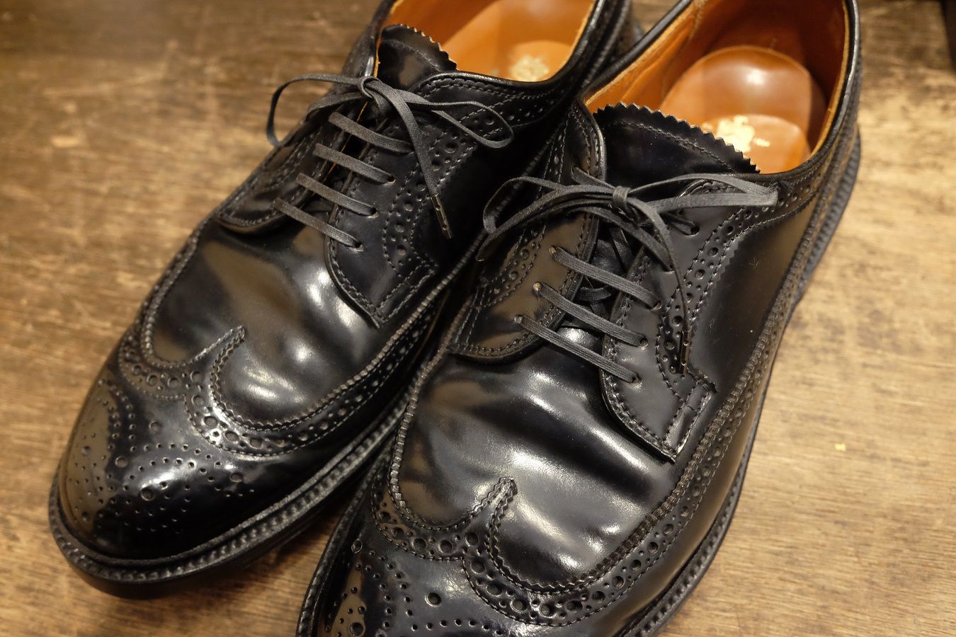 オールデン ウイングチップ｜アイレットに真鍮製ハトメを取り付け