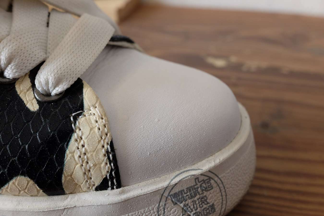 防水スプレーを吹き付けた後