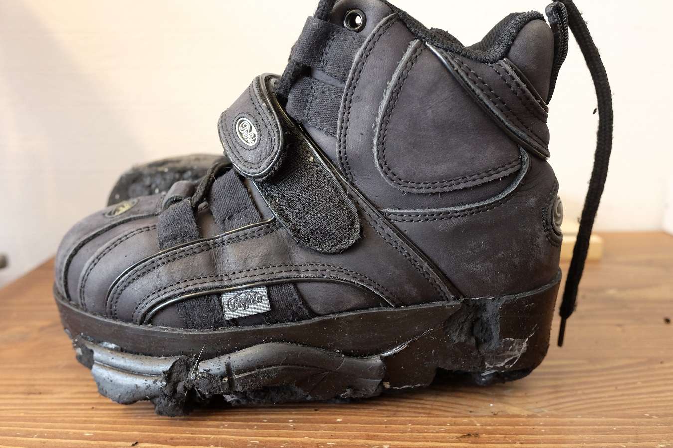 バッファロー｜加水分解した厚底ソールを交換