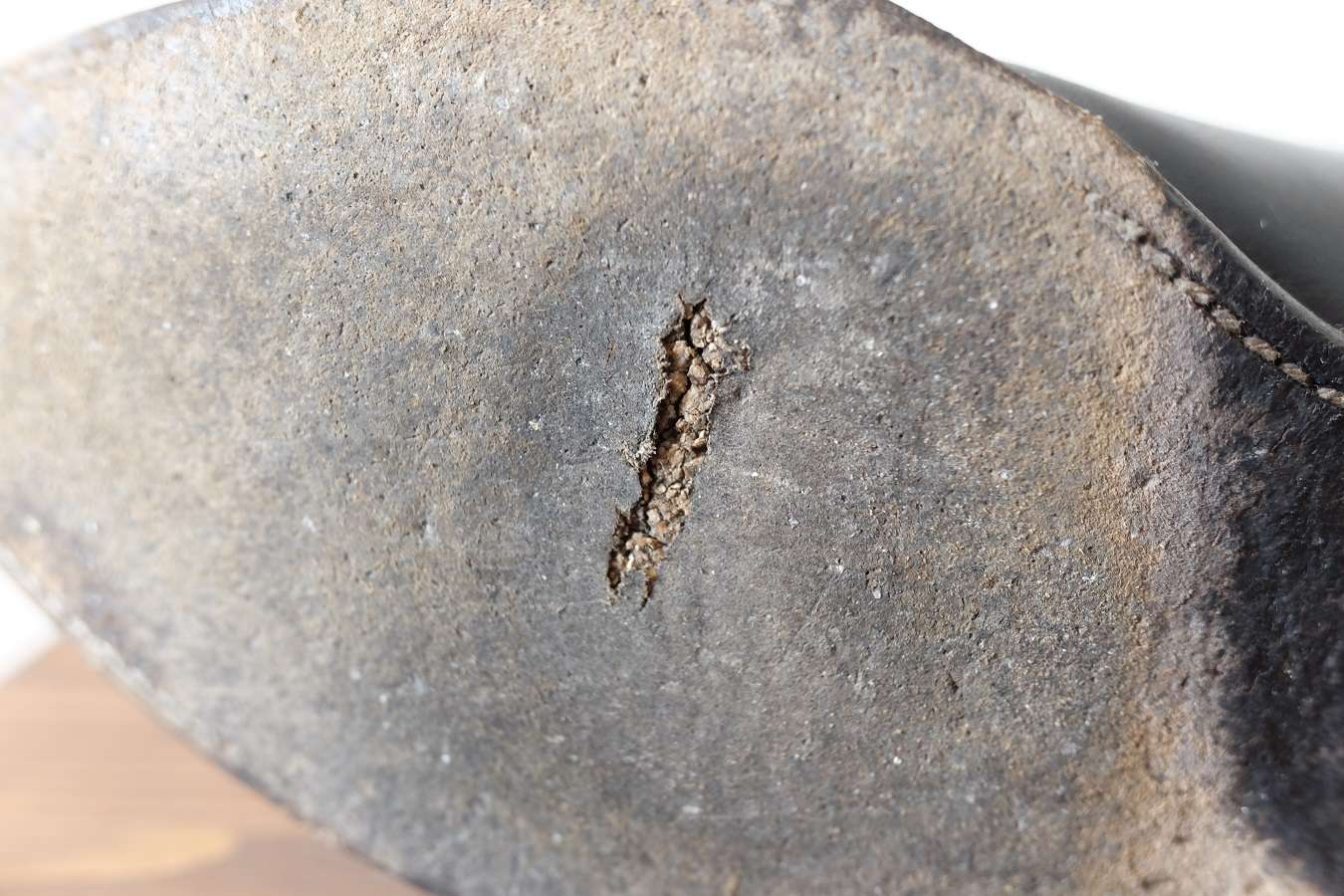 穴が開いたレザーソール