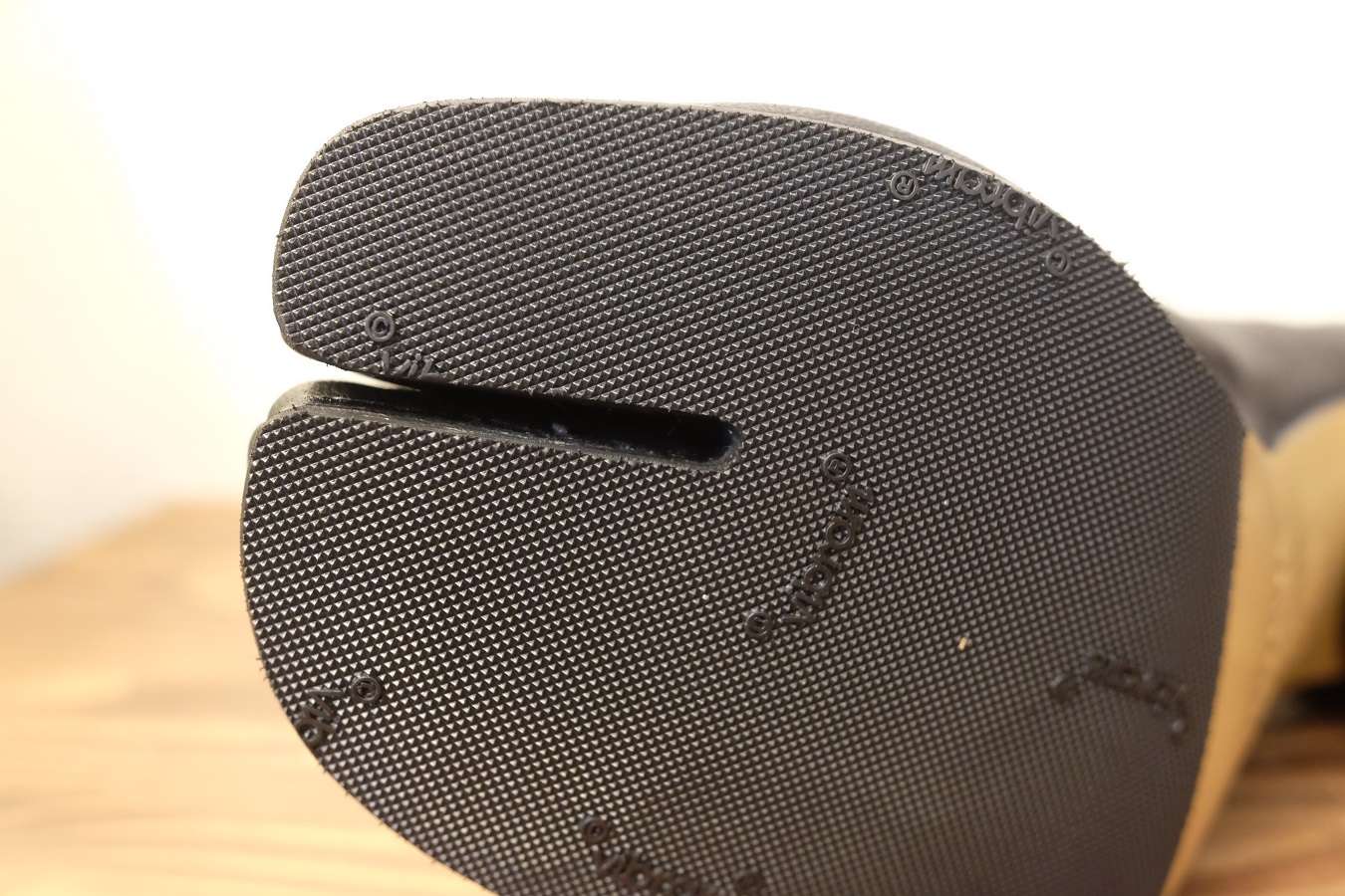 スプリットトゥの箇所の裏張り