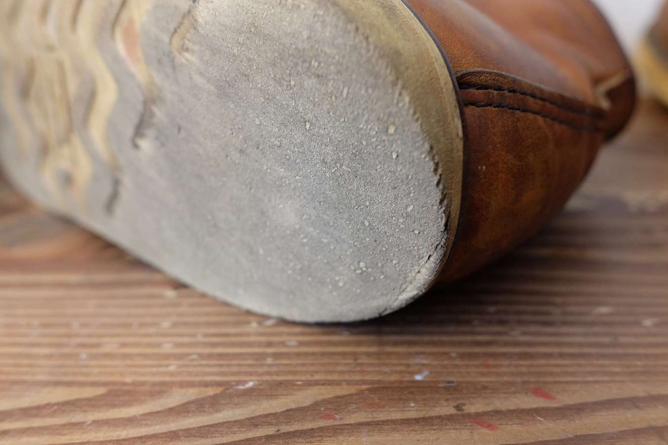 ミッドソールまで減っています