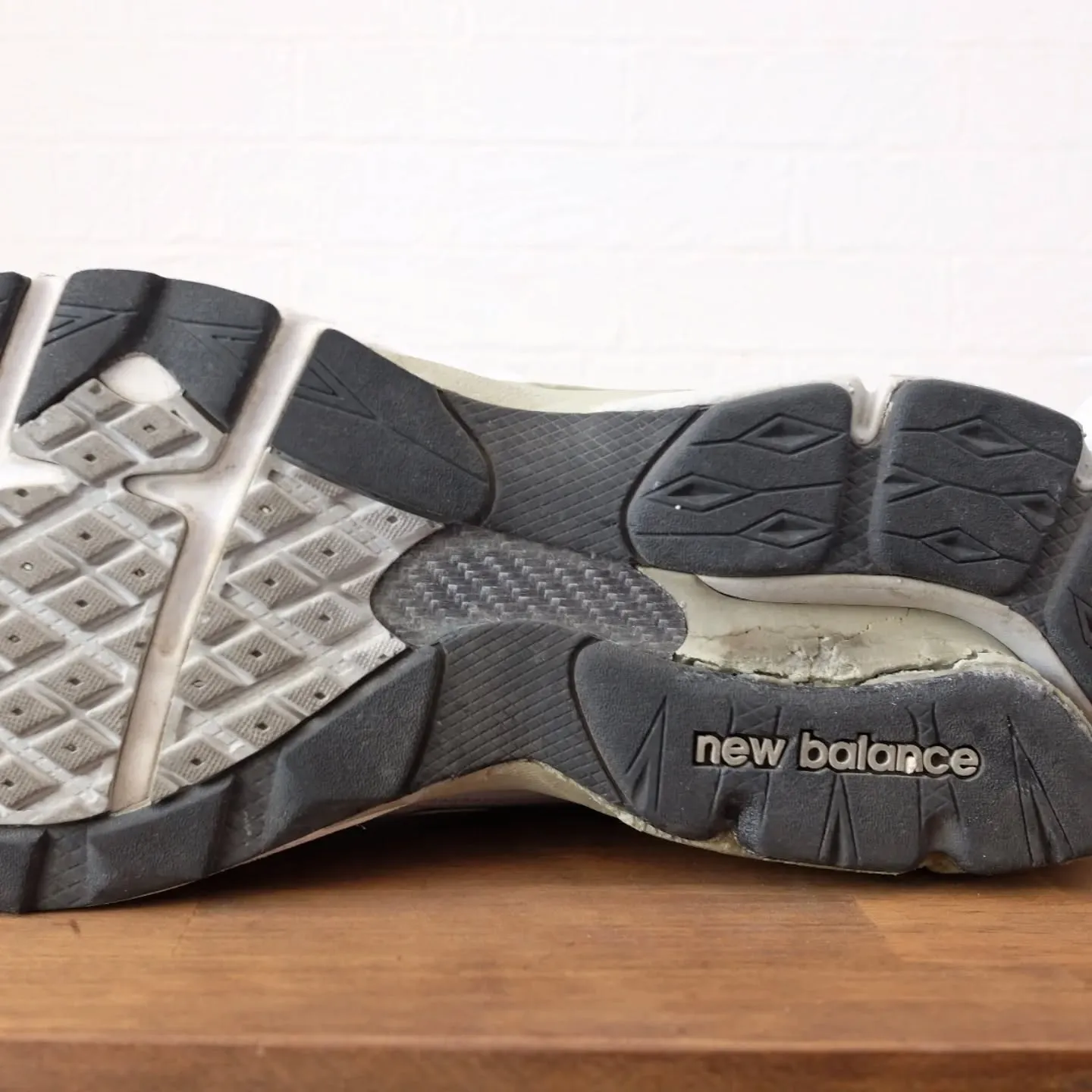 お気に入りのニューバランスのスニーカーが加水分解してボロボロ...