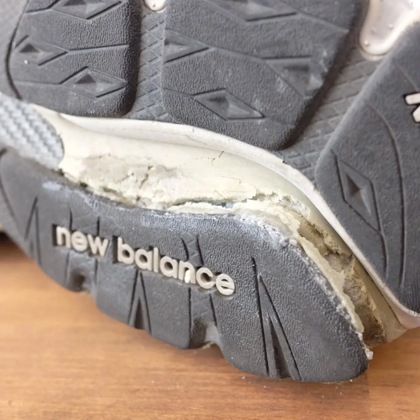 お気に入りのニューバランスのスニーカーが加水分解してボロボロ...