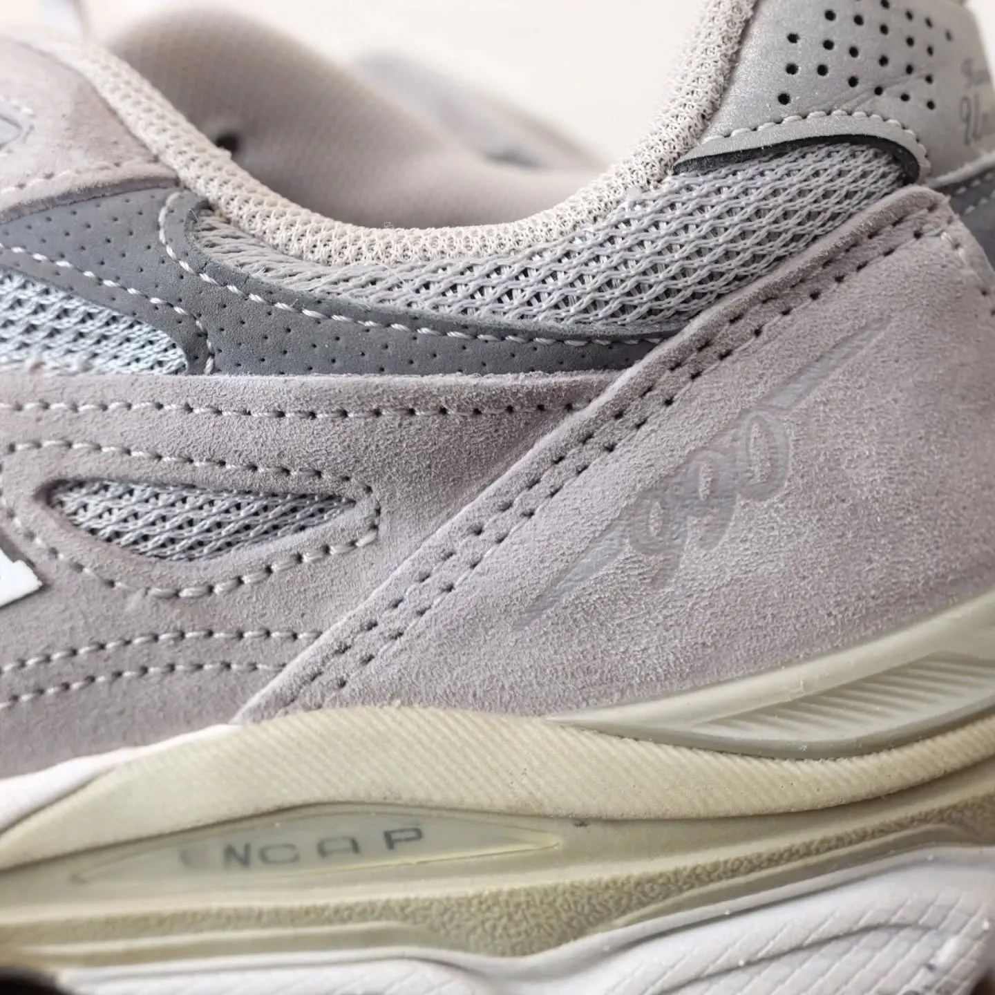 お気に入りのニューバランスのスニーカーが加水分解してボロボロ...