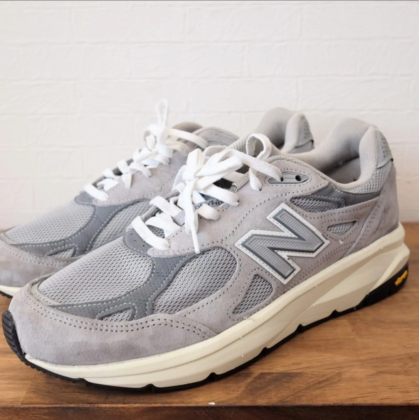 お気に入りのニューバランスのスニーカーが加水分解してボロボロ...