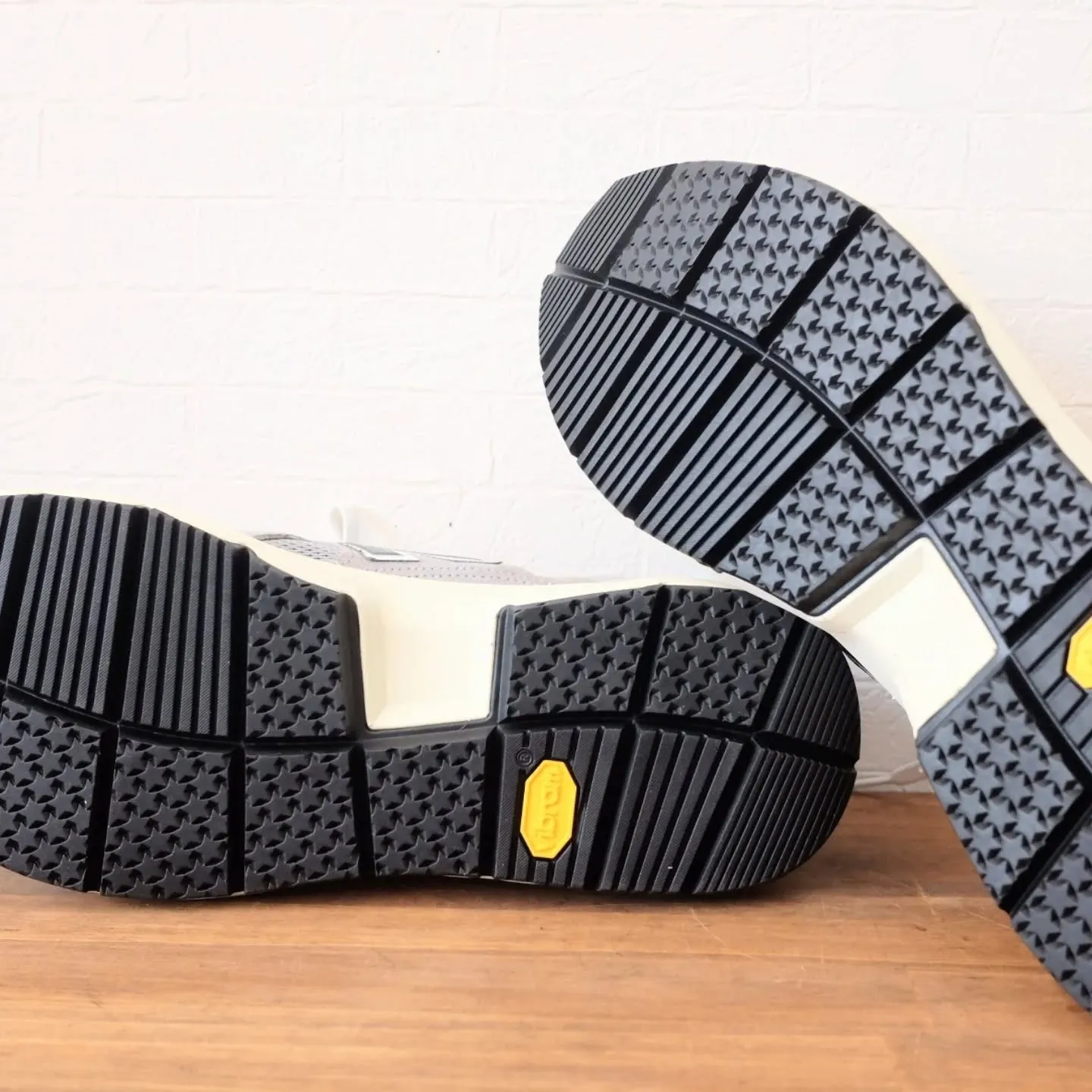 お気に入りのニューバランスのスニーカーが加水分解してボロボロ...